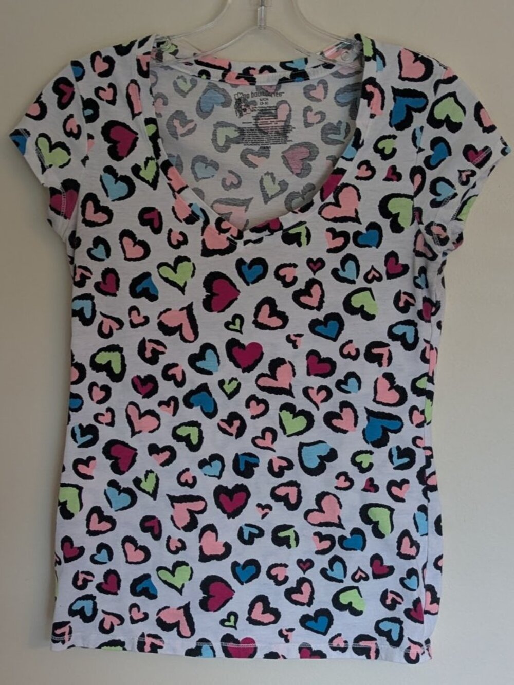 No Boundaries Multicolor Heart Print V-Neck Tee | Size Small (3-5) | Juniors